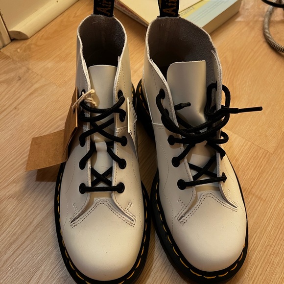 Dr. Martens CHURCH SMOOTH LEATHER MONKEY BOOTS SIZE 7 WHITE NWT - Picture 2 of 5